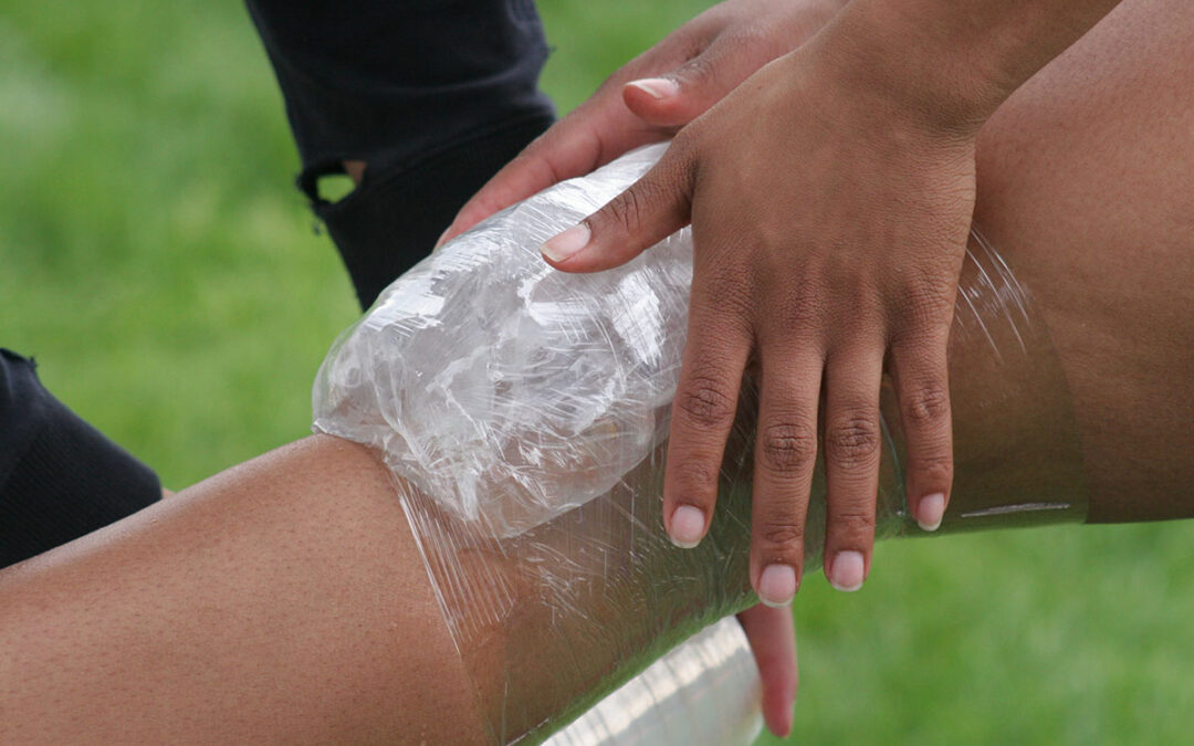 Ice-wrap-on-injured-knee