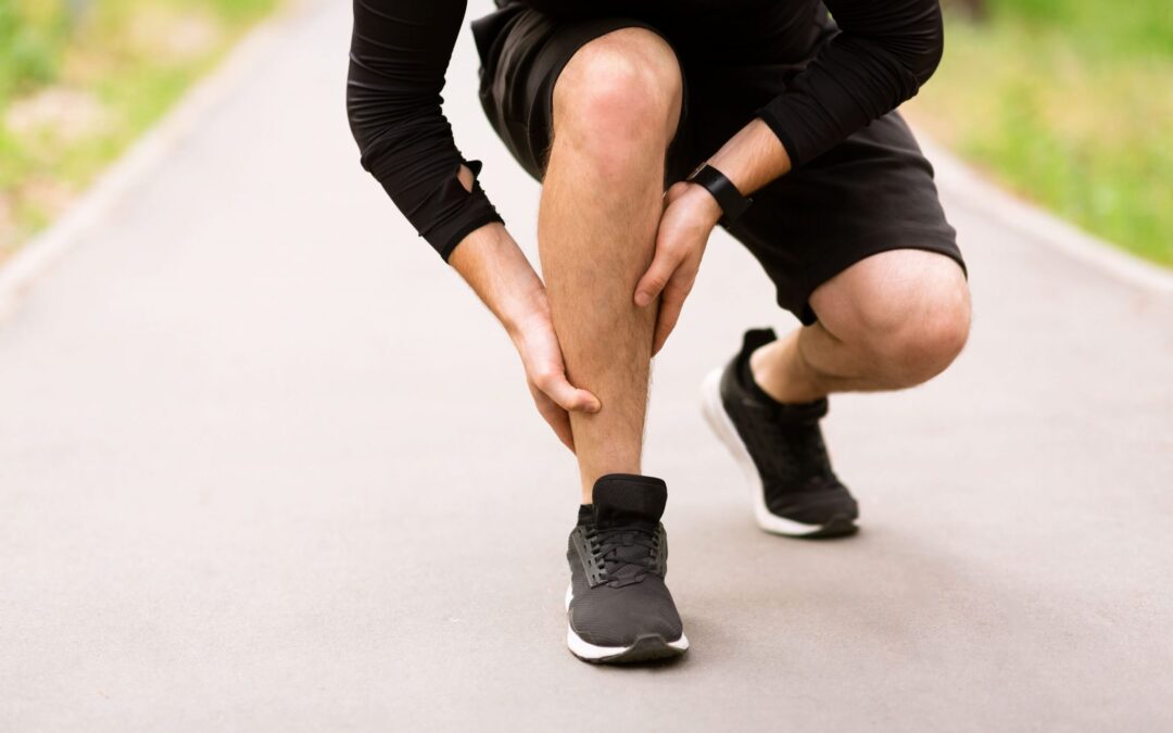 calf-sport-muscle-injury-runner-with-pain-in-leg-RNLQ7YT