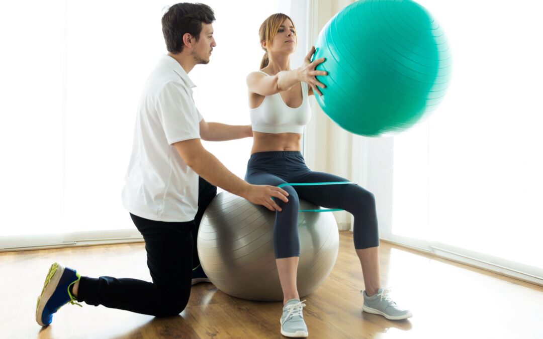 physiotherapist-helping-patient-to-do-exercise-on–4LYJK5U